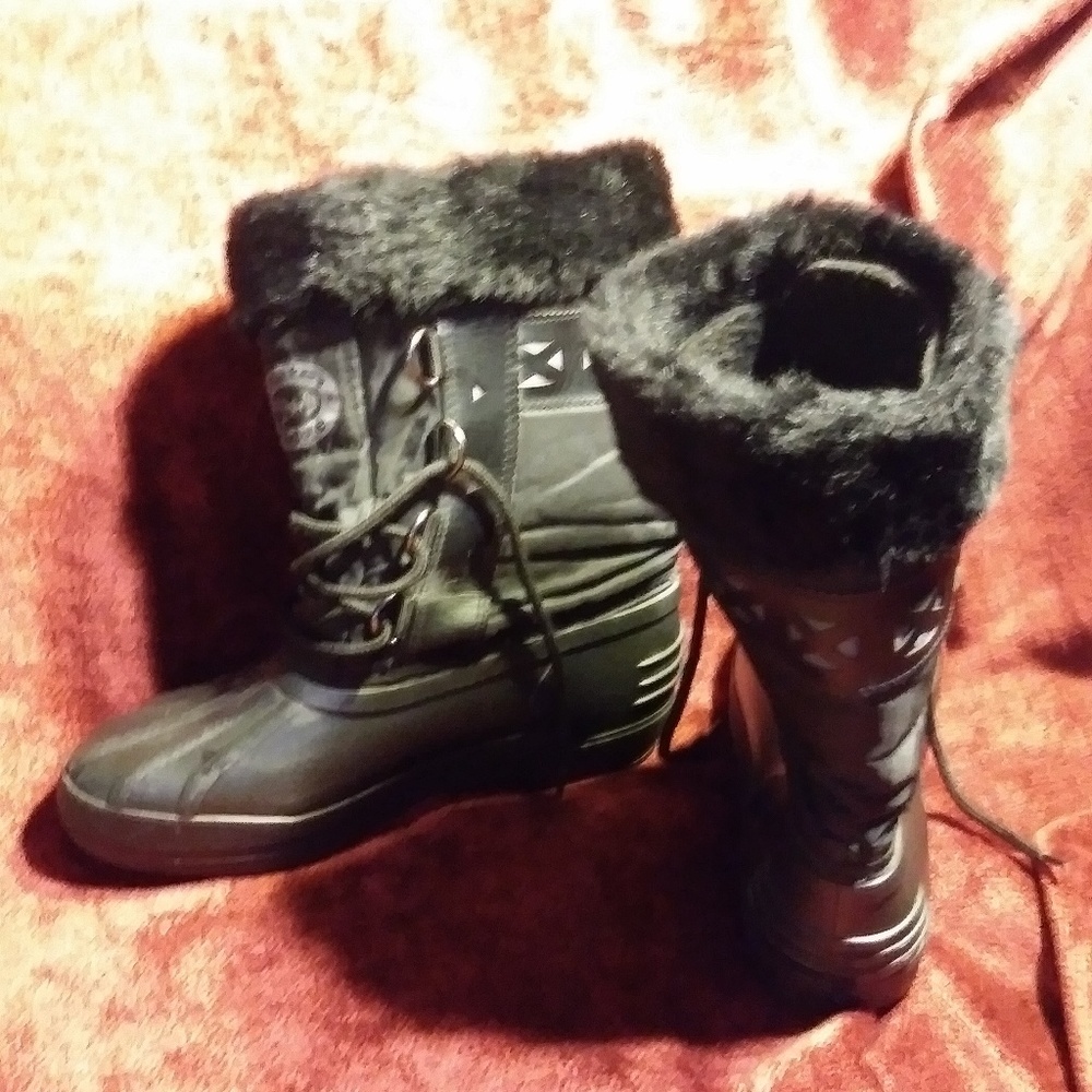 Snow boots